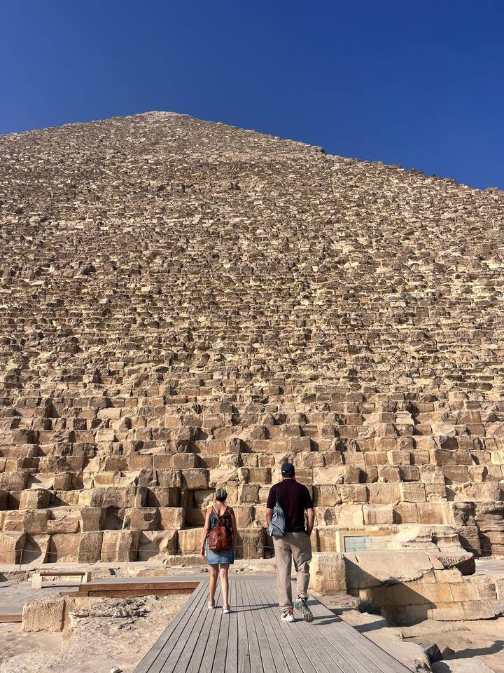 Vue rapprochée des blocs de pierre constituant une pyramide antique.