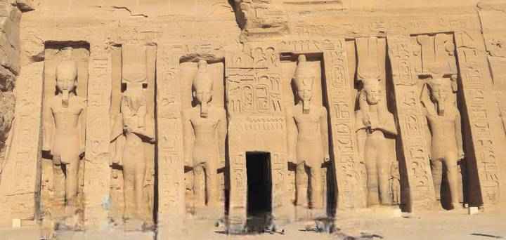 Façade impressionnante d'un temple égyptien antique avec des statues.