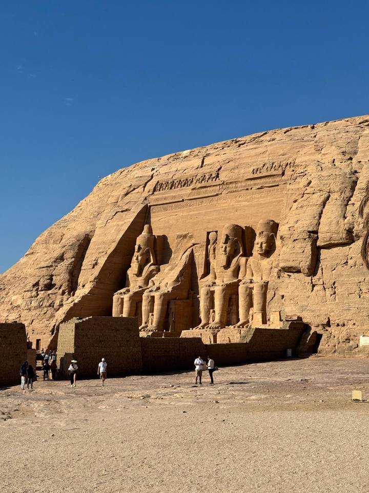 Les temples rupestres d'Abou Simbel avec des statues de pharaon assis.