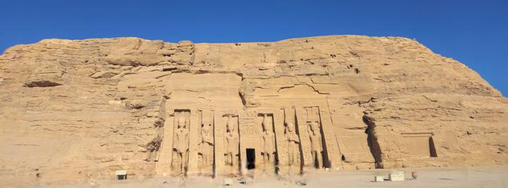 Façade du petit temple d'Abou Simbel avec hiéroglyphes.