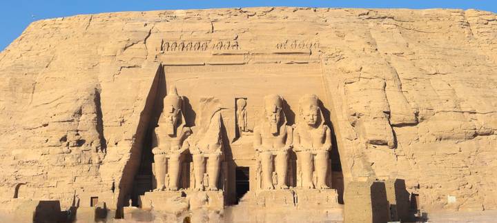 Une vue large du Grand Temple d'Abou Simbel taillé dans la roche.