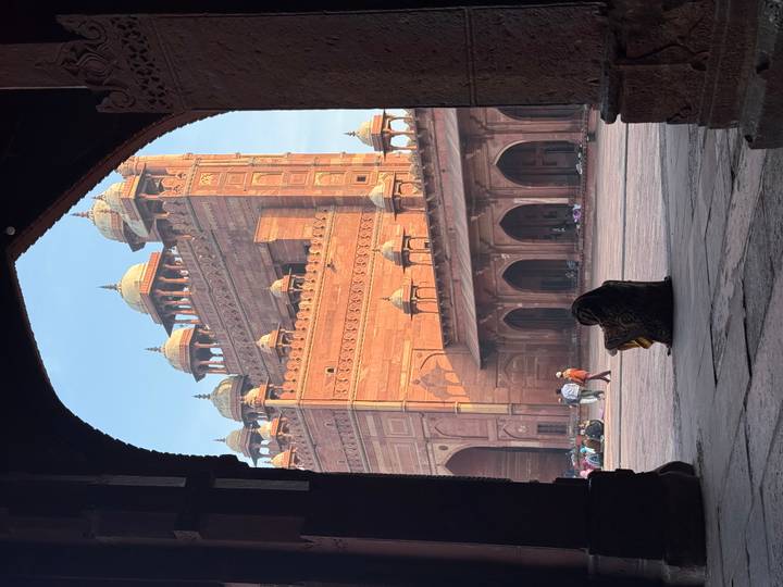 Fatehpur Sikri met een persoon omlijst in een booggang.