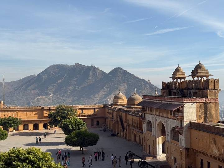 Uitzicht op Amber Fort met omliggende bergen.