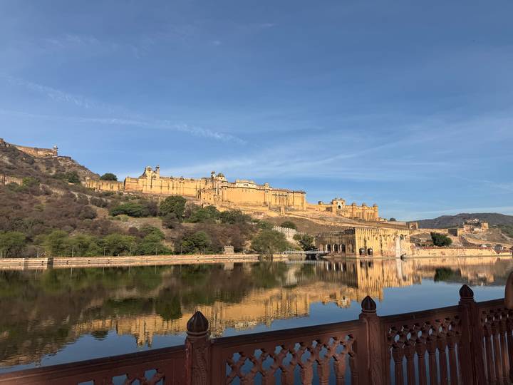 De majestueuze weerspiegeling van het Amber Fort op het water.