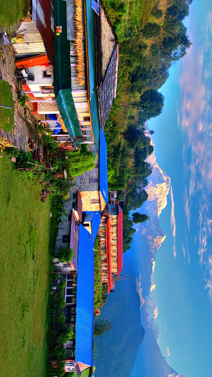 Village avec en toile de fond des montagnes enneigées.