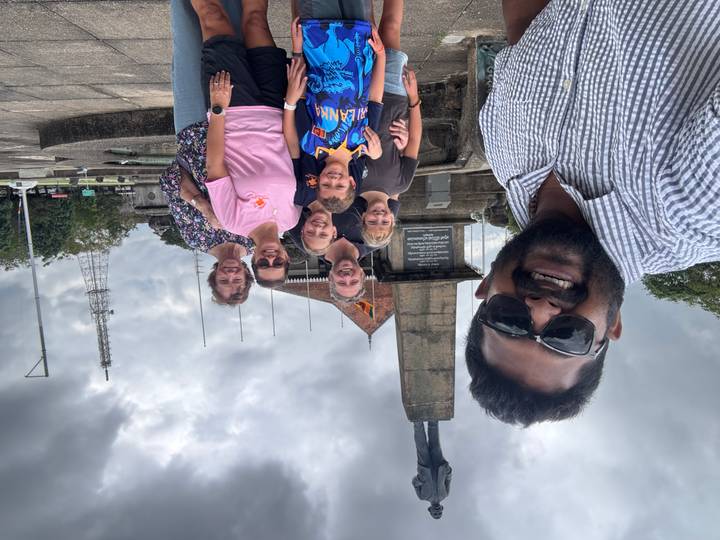 Familie poseert voor een monument.