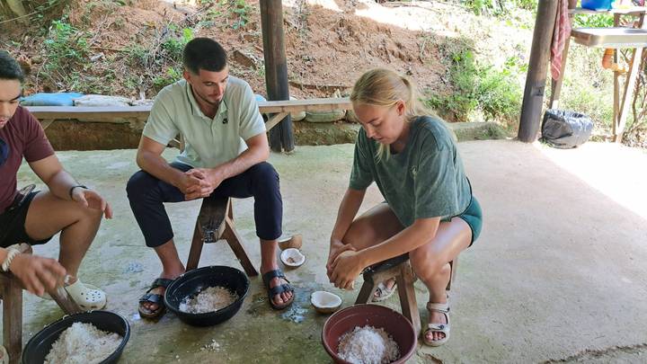 Mensen die ingrediënten voorbereiden en sorteren met kommen.