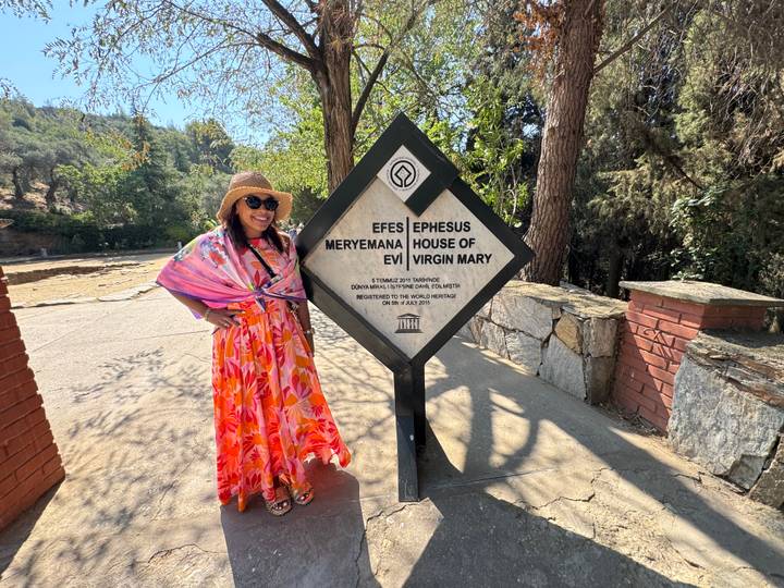 Ein Tourist am Schild des Ephesus-Hauses der Jungfrau Maria.