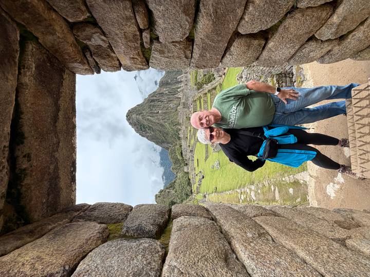 Stel dat poseert voor de ruïnes van Machu Picchu.
