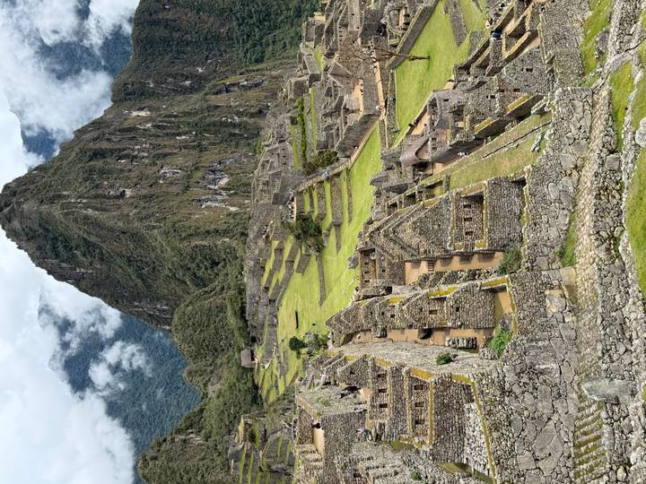 Uitzicht op Machu Picchu met kenmerkende Inca-architectuur en bergen.