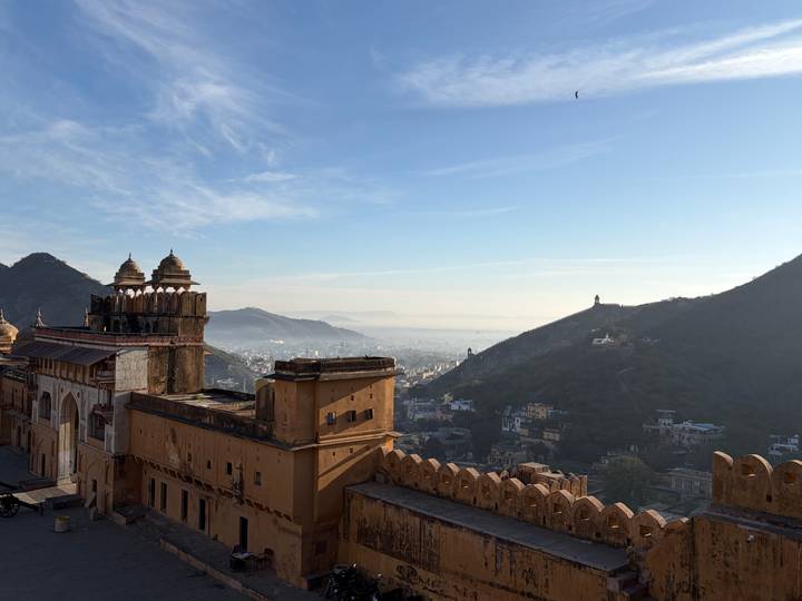 Vue aérienne d'un fort et des collines environnantes sous un ciel bleu dégagé.