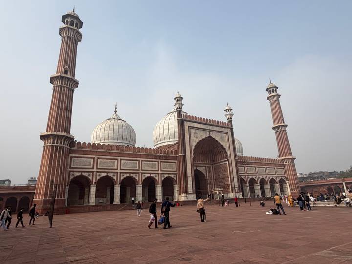 Jama Masjid à New Delhi avec des visiteurs dans la cour.