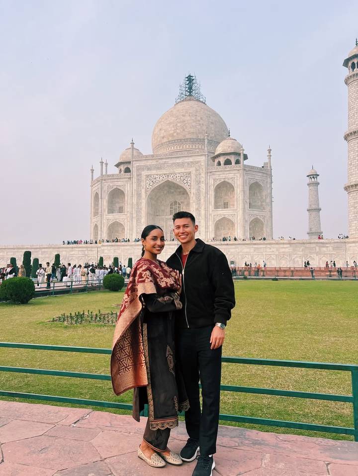 Un couple qui pose devant le Taj Mahal.