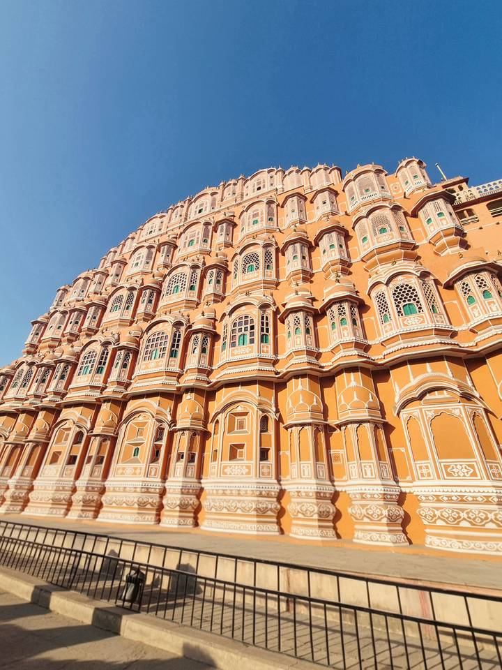 La fachada intrincada del Hawa Mahal con múltiples ventanas.