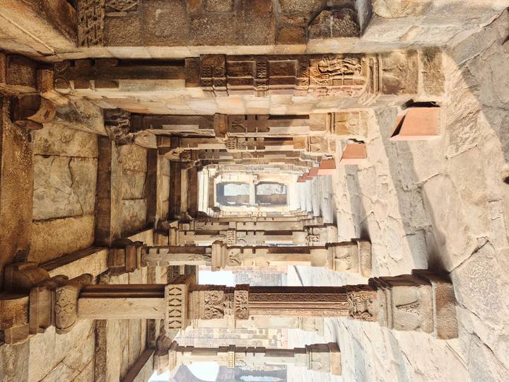 Columnas arquitectónicas detalladas en un sitio histórico.