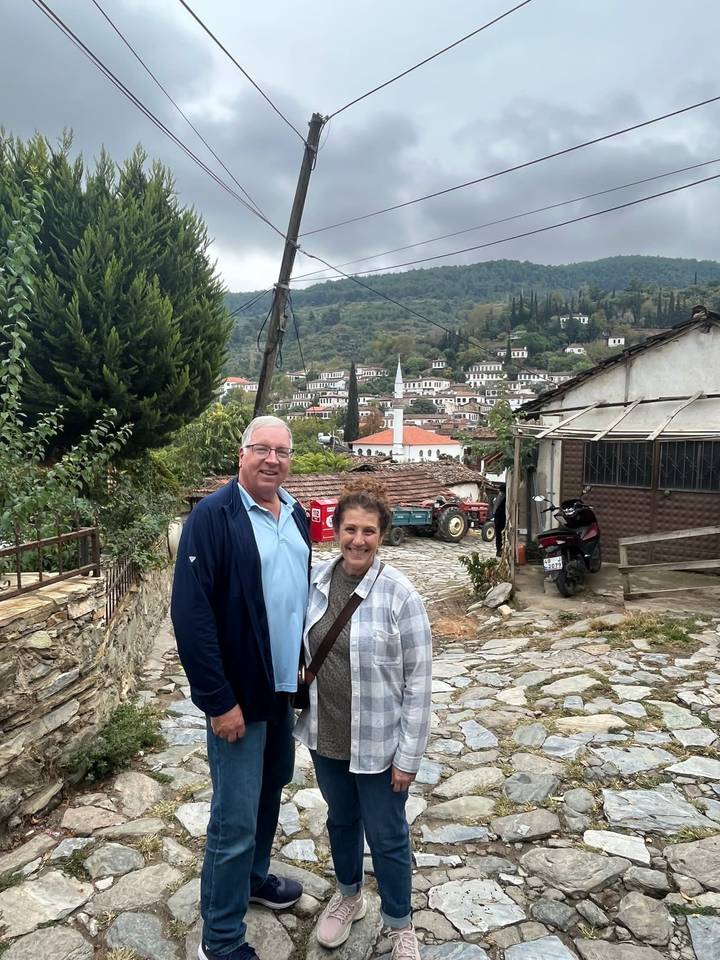 Un couple qui pose dans un village pittoresque.