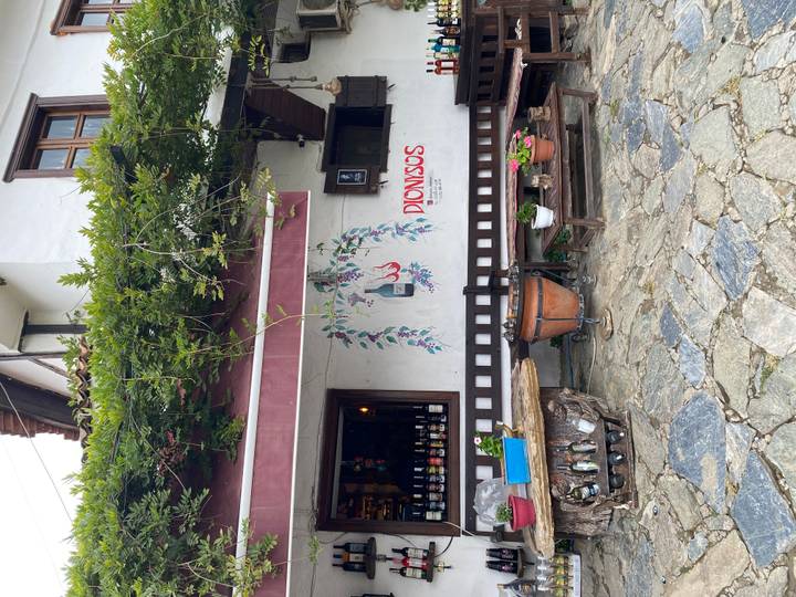 Signalétique Dionysos avec éléments décoratifs.