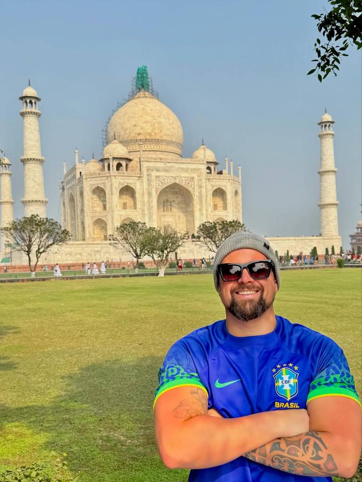 Personne posant devant le Taj Mahal.