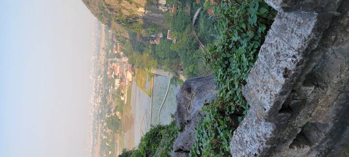 Panoramisch uitzicht over het landschap met velden en verre stad.