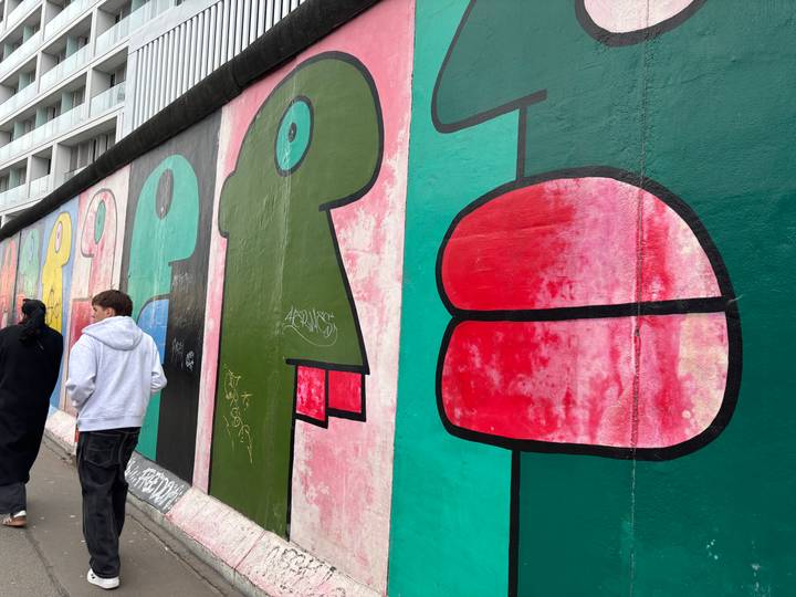 Section du mur de Berlin avec des œuvres d'art colorées.