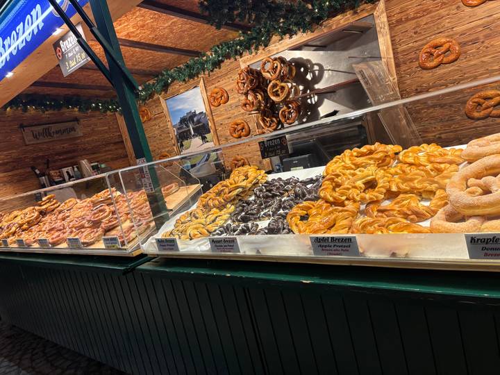 Étal de marché présentant différents types de bretzels.