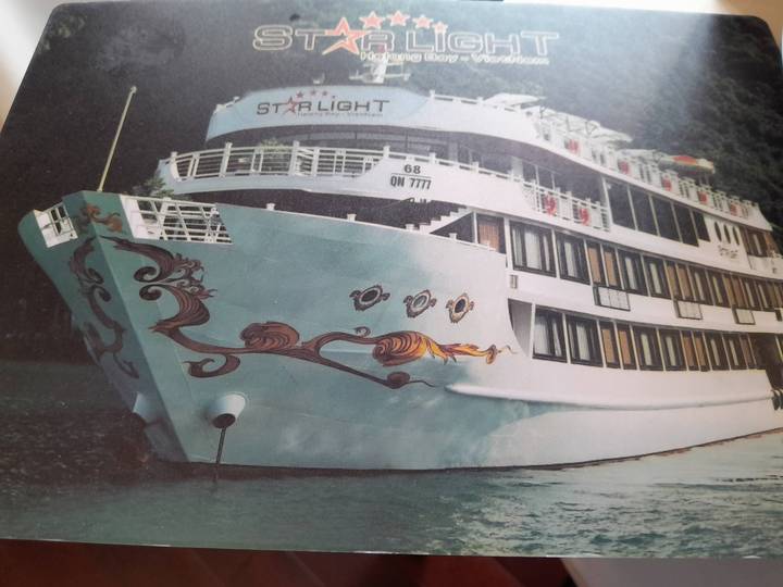 Navire de croisière avec de l'art décoratif sur les eaux d'une baie.