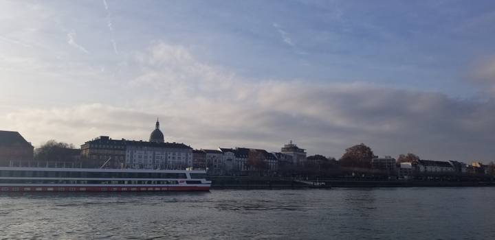 Rivier met een boot en gebouwen op de achtergrond.