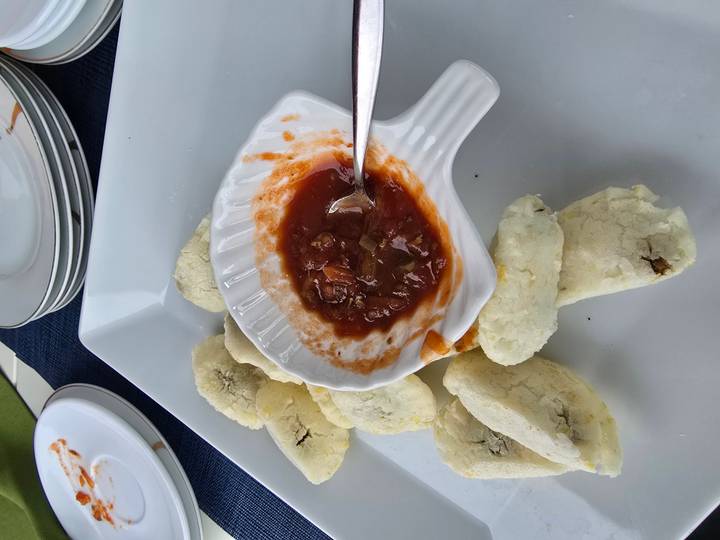 Plato redondo con aperitivo ecuatoriano local y salsa.