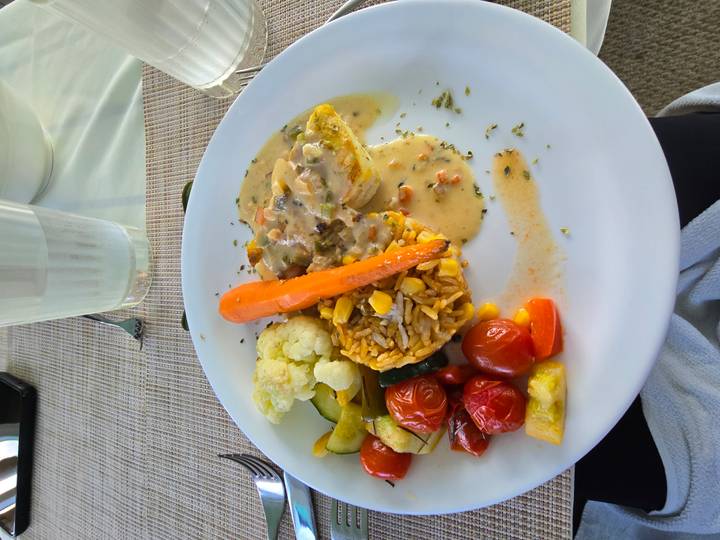 Plato servido con verduras y salsa.