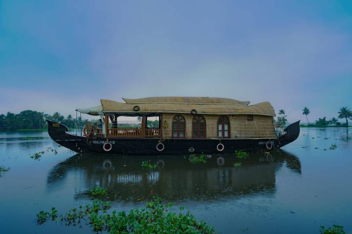 Casa flotante tradicional en un lago tranquilo en la madrugada.