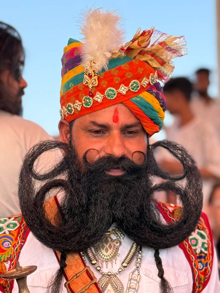 Hombre con un bigote extravagante y turbante colorido.