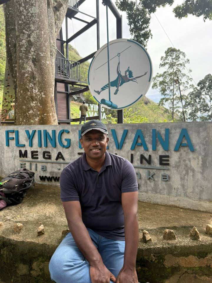 Personne assise près d'un panneau à une attraction de tyrolienne.