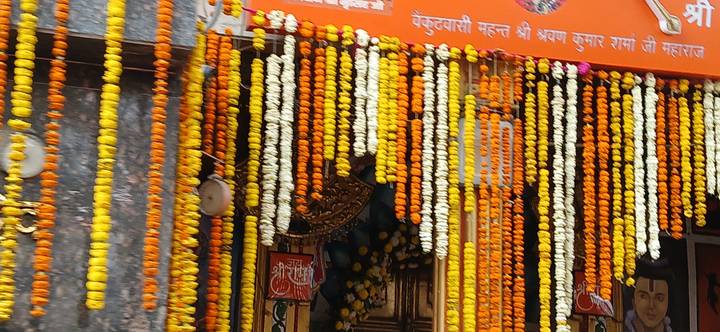 Decoraciones florales colgantes en varios colores.