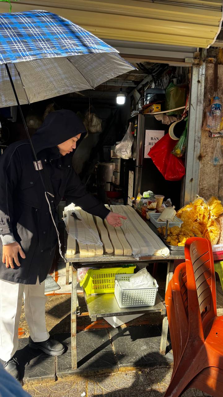 Vendeur de street food avec en-cas locaux.