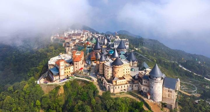 Vista aérea de Ba Na Hills con estructuras de castillo y niebla.