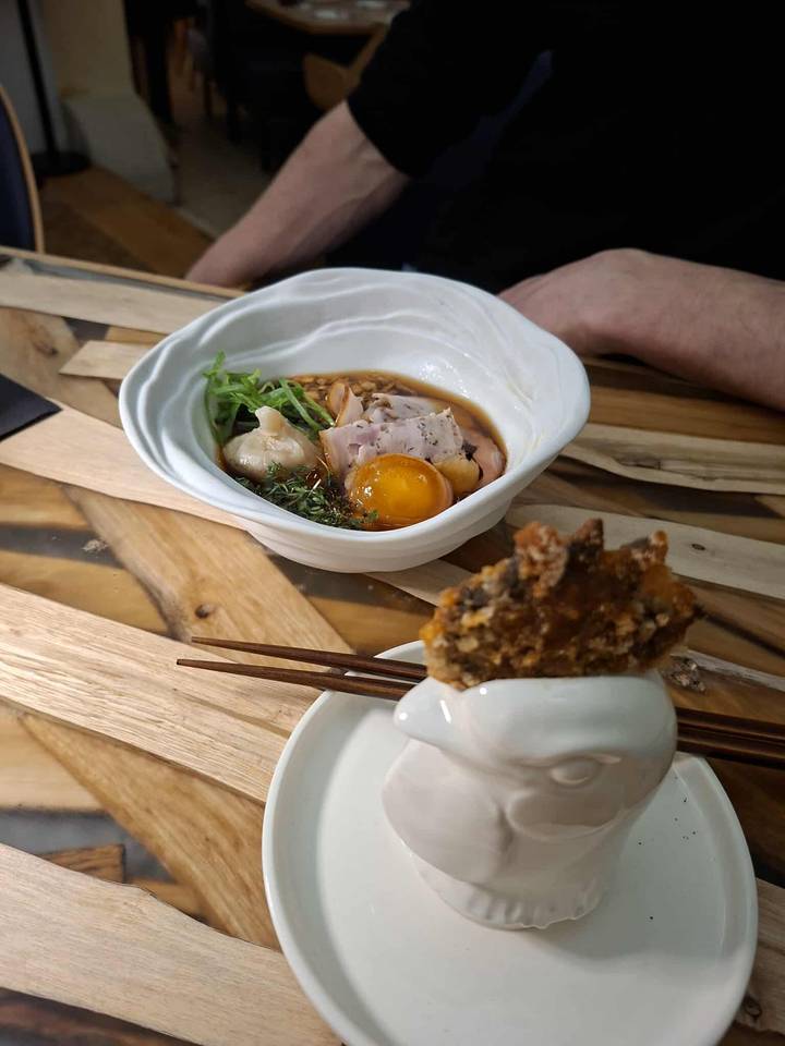 Un plato decorativo con varios artículos culinarios.