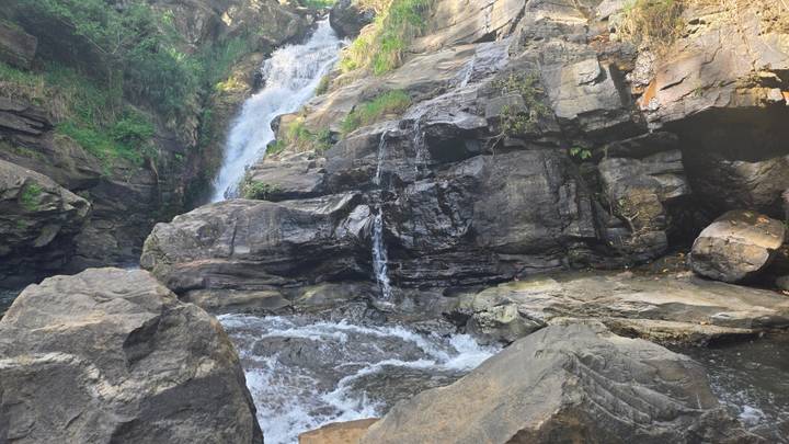 Cascada cayendo sobre las rocas.