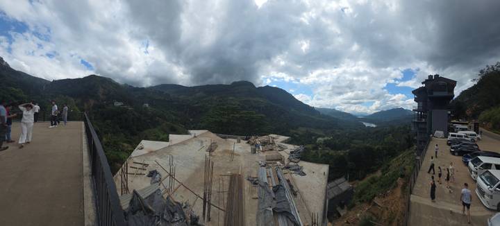 Plataforma de observación con colinas al fondo.
