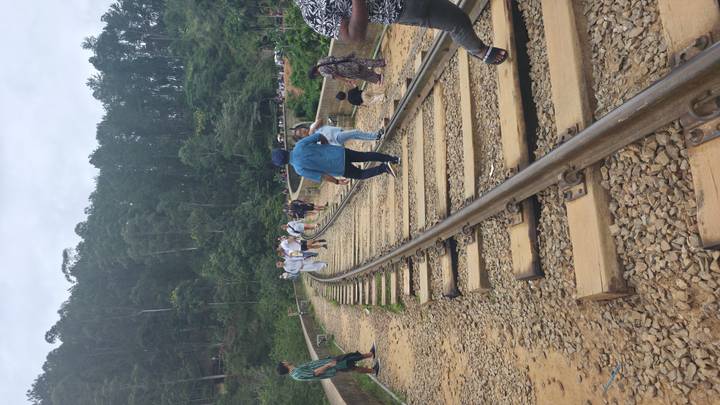 Personas caminando a lo largo de las vías del tren.