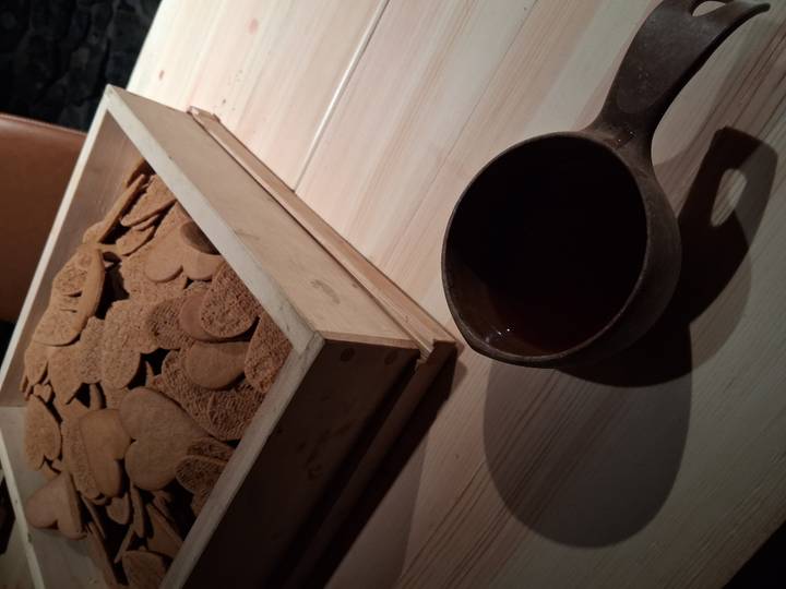 Plateau de biscuits au pain d'épices et une tasse sur une table en bois.