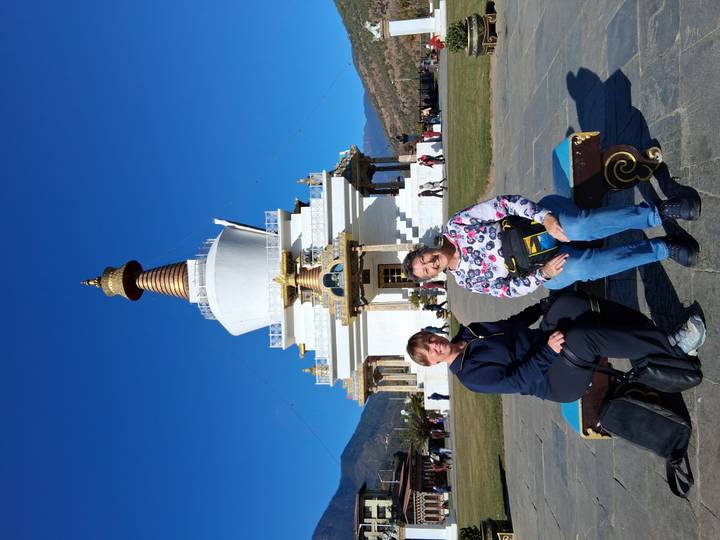 Zwei Frauen posieren vor dem National Memorial Chorten in Bhutan.