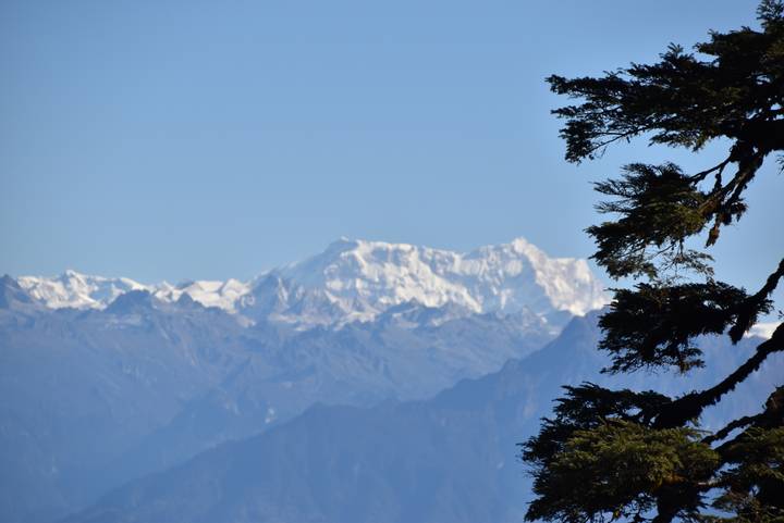 Fernblick auf schneebedeckte Berge unter klarem Himmel.