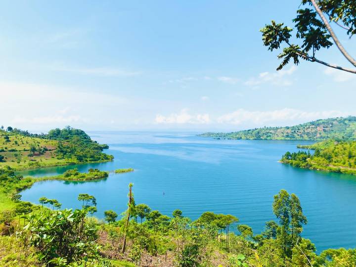 Vue panoramique d'un lac entouré de collines au Rwanda.