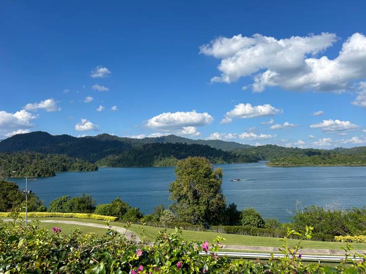 Grand lac serein entouré de collines verdoyantes luxuriantes.