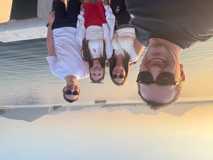 Familia posando junto a un lago durante el atardecer en Udaipur.