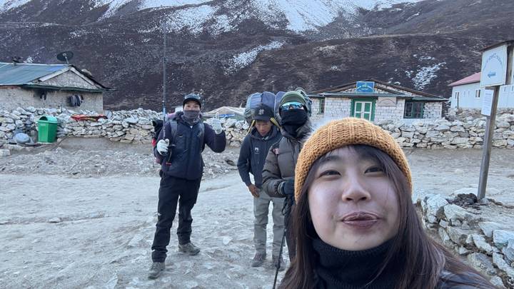 Grupo de personas abrigadas en un pueblo de montaña.