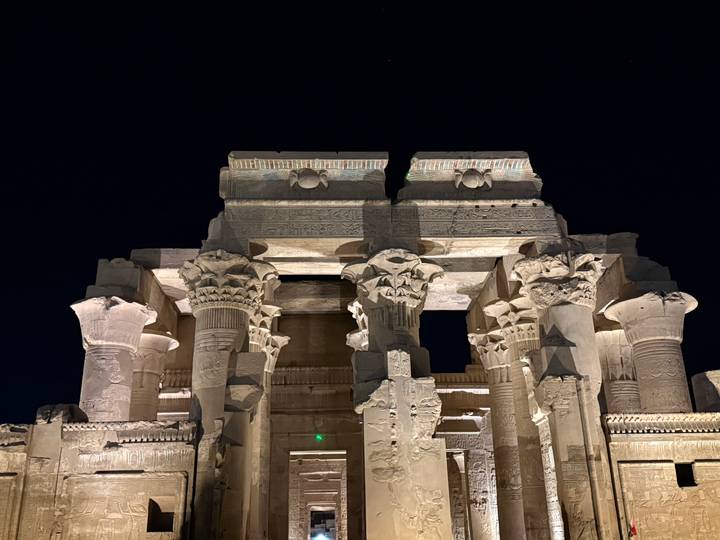 Vue détaillée de ruines égyptiennes antiques illuminées.