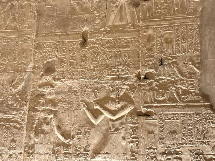 Gros plan de sculptures égyptiennes antiques sur pierre.