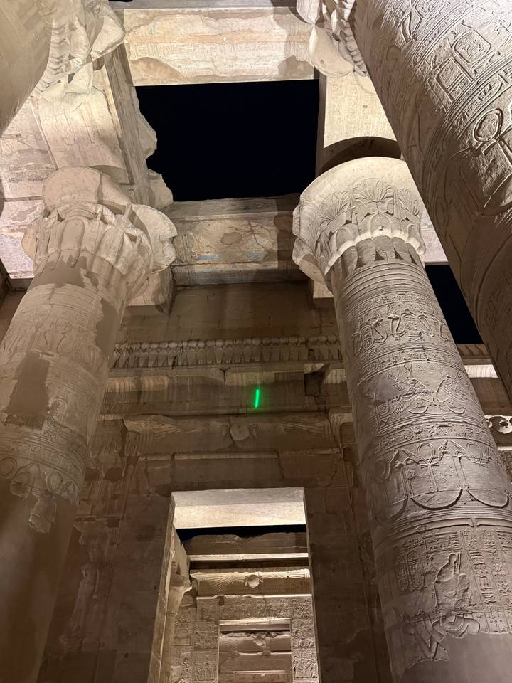 Sculptures de figures égyptiennes anciennes sur un mur de temple.