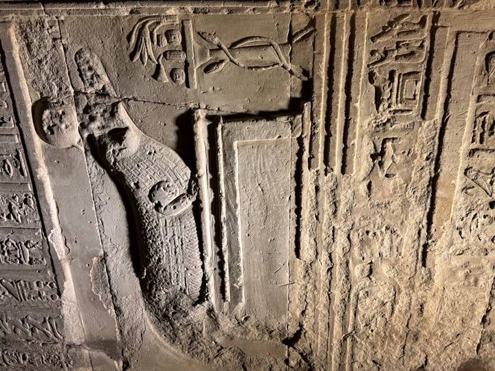 Sculpture décorative en pierre dans un temple égyptien.